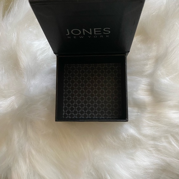 EUC jones New York ladies metal silver/crystal bracelet bangle clasp 5 stones - Picture 5 of 5